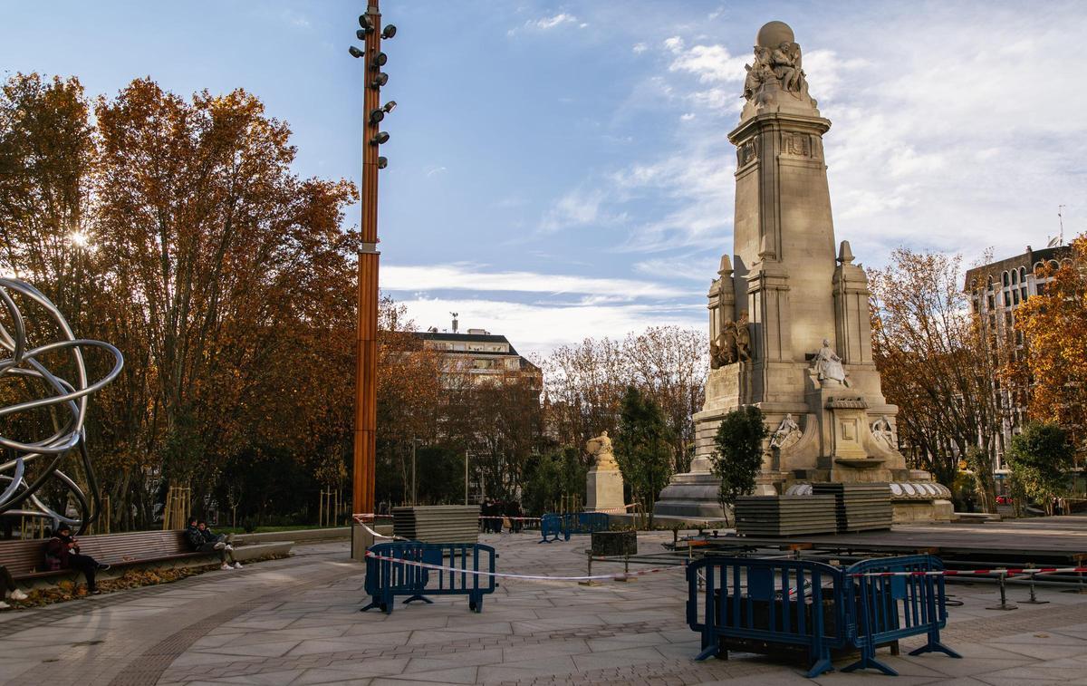 Aledaños del Monumento a Cervantes en Plaza de España, cercados en noviembre de 2021, cuando se instaló el primer mercadillo de Navidad.