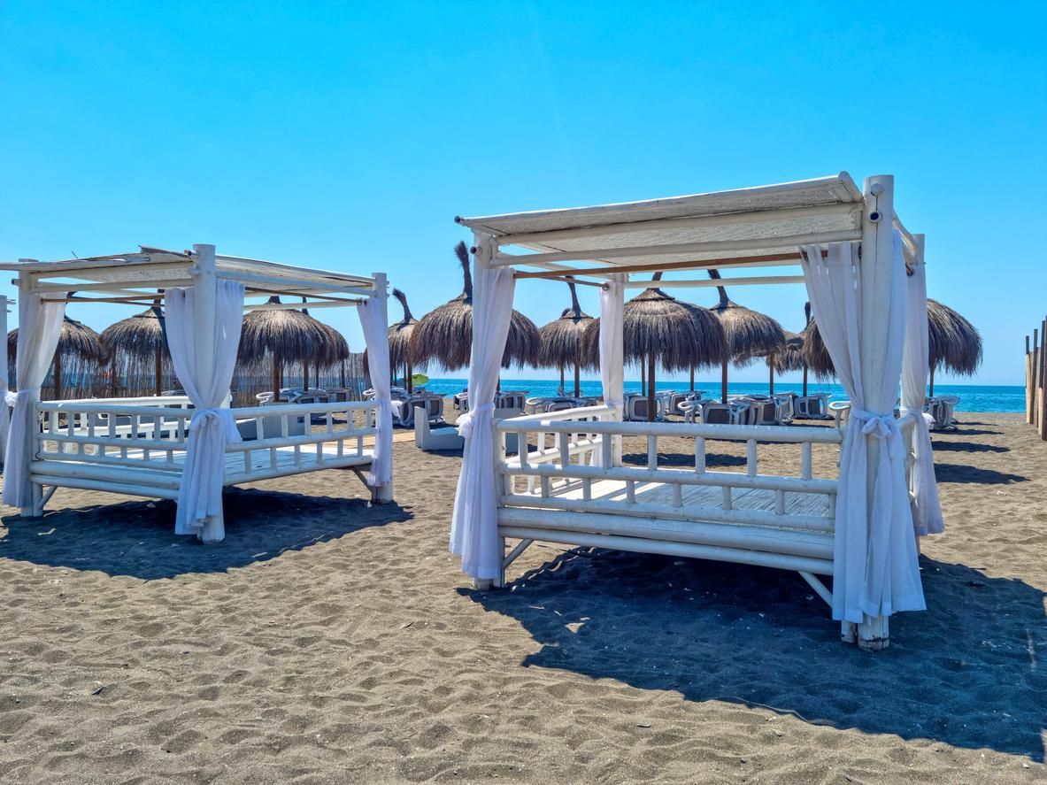 La playa del Cenicero Las Dunas cuenta con todo tipo de servicios y comodidades.