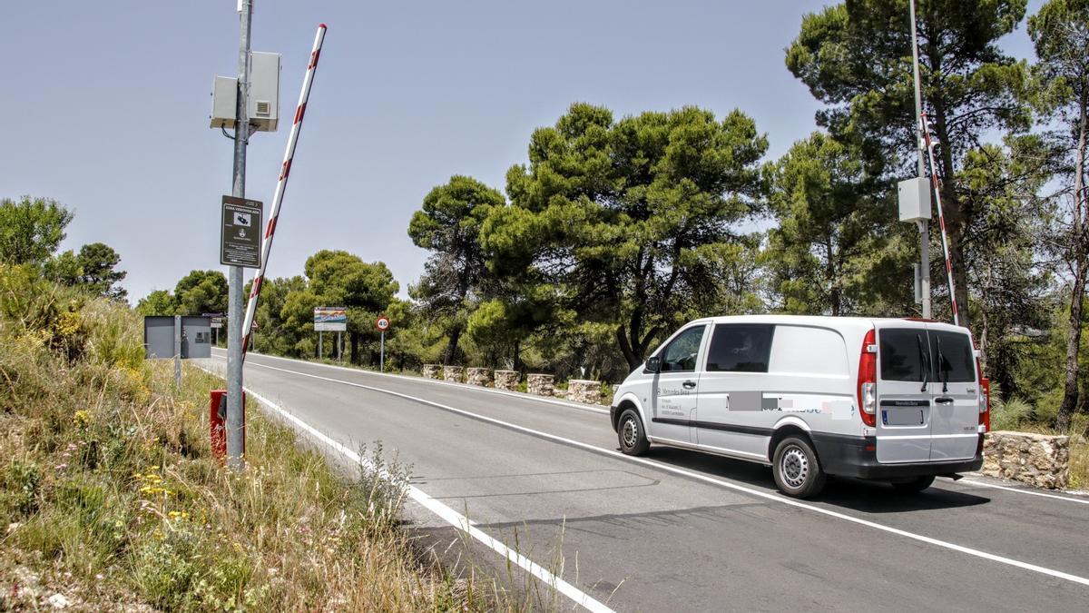 Una furgoneta pasando ante la levantada barrera de acceso al parque natural de la Font Roja este martes.