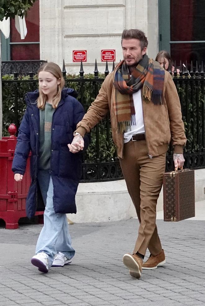 Harper Beckham y David Beckham por las calles de París