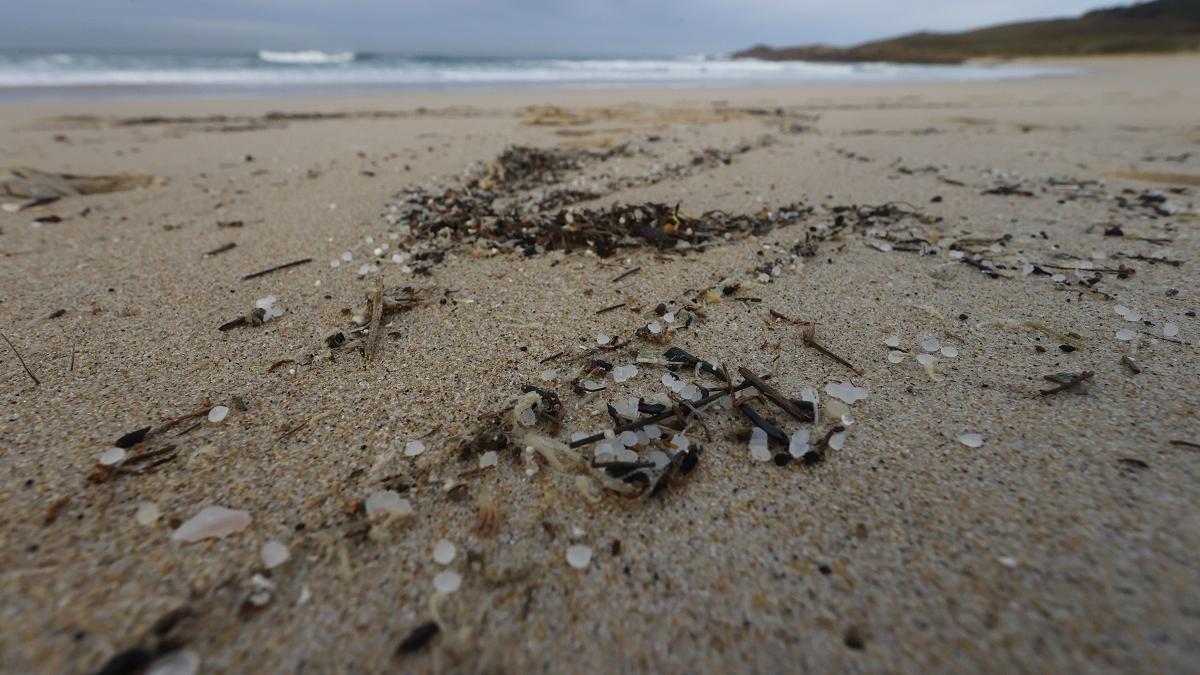 El vertido de pellets sigue extendiéndose por las playas de Galicia