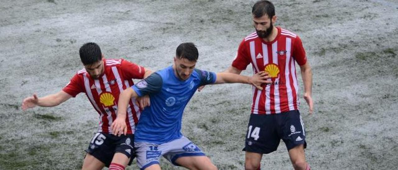 Mauro y Abel presionan a un futbolista del Ourense CF en el duelo del domingo. |  // GONZALO NÚÑEZ
