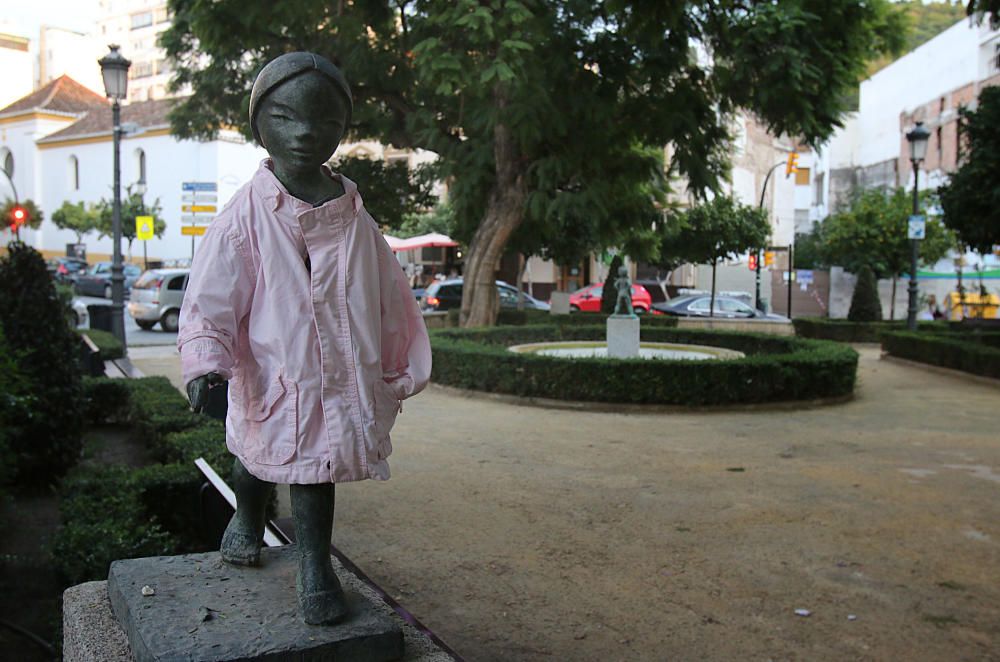 El pasado lunes las esculturas de niños del Jardín de los Monos amanecieron vestidas con modelos infantiles que parecían hechos para ellos