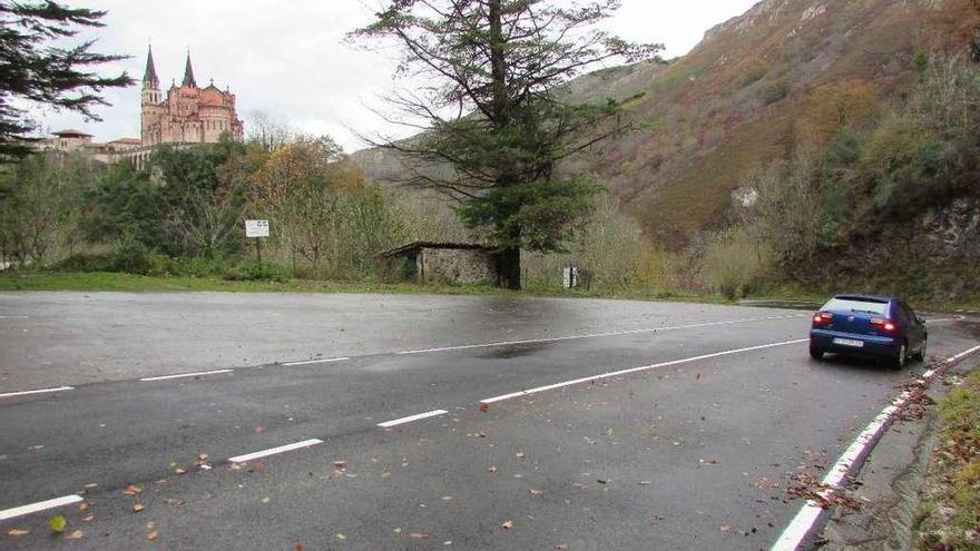 La carretera de los Lagos, con la basílica de Covadonga al fondo, ayer.