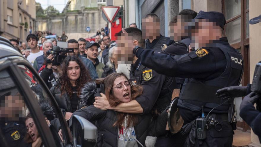 Vecinos de Monte Alto, durante el cerco a un narcopiso del barrio el pasado martes.                                                el pasado martes.   | // CASTELEIRO/ROLLER AGENCIA