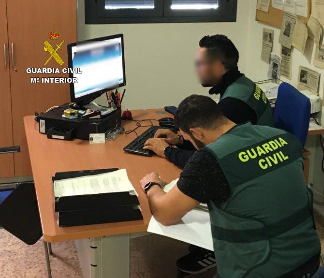 Los agentes de la Guardia Civil, durante la investigación.