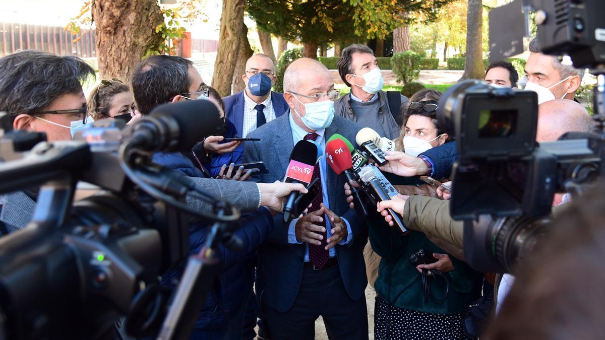 El vicepresidente Igea atiende a los medios de comunicación en Burgos.