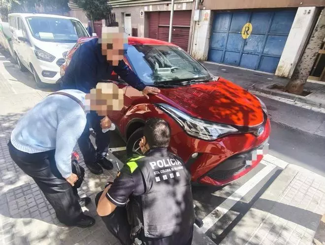 Dos falsos mecánicos tratan de estafar a conductores de Santa Coloma y acaban detenidos por la Policía Local
