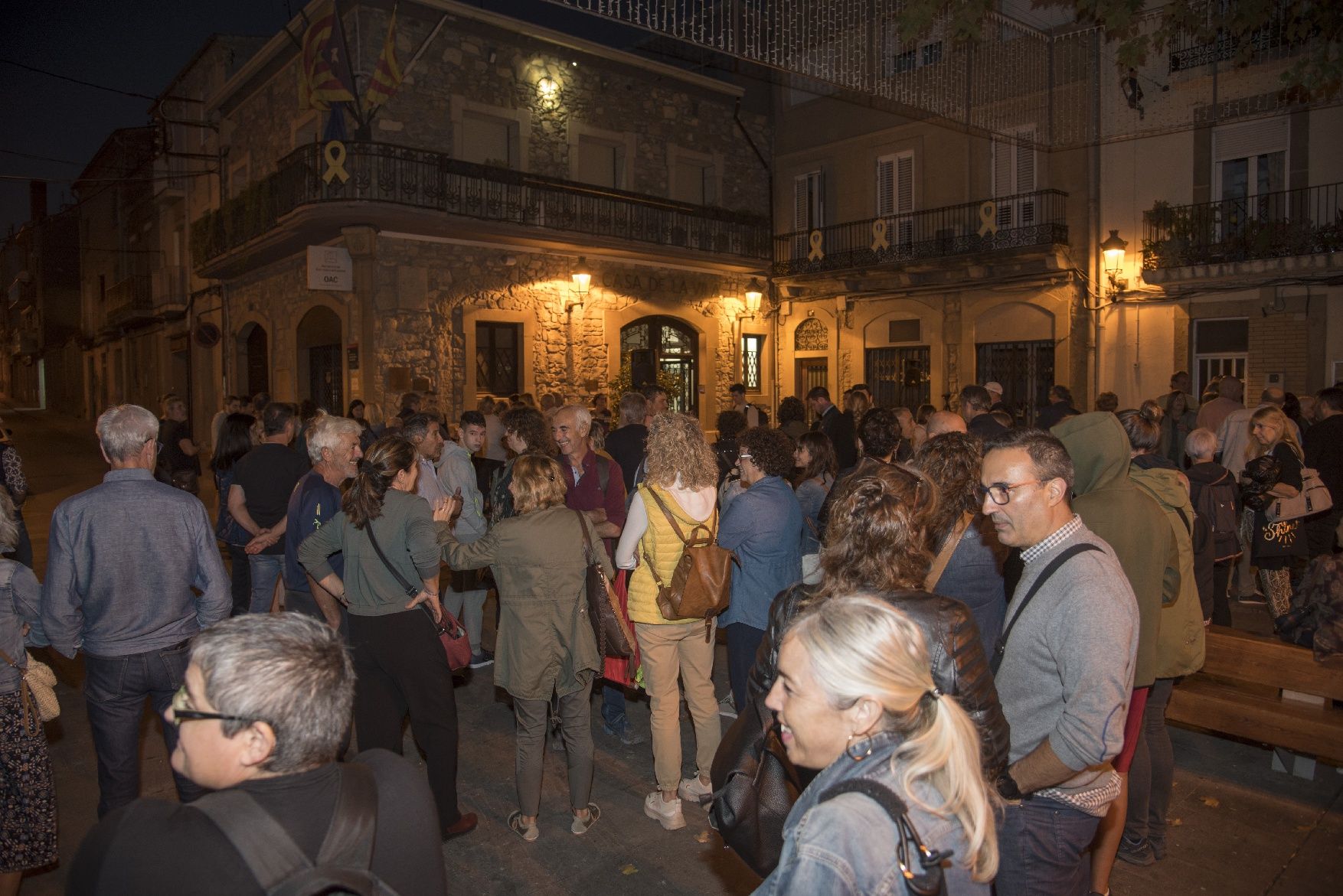 Unes 150 persones donen suport a Adriana Delgado pel judici contra la mesa del Parlament