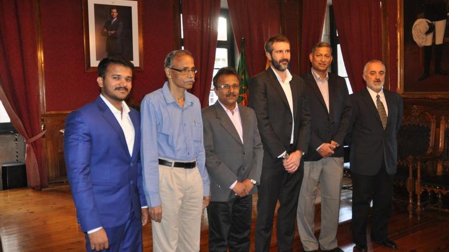 Una delegación de comerciantes de India se entrevista con el alcalde de Vilagarcía