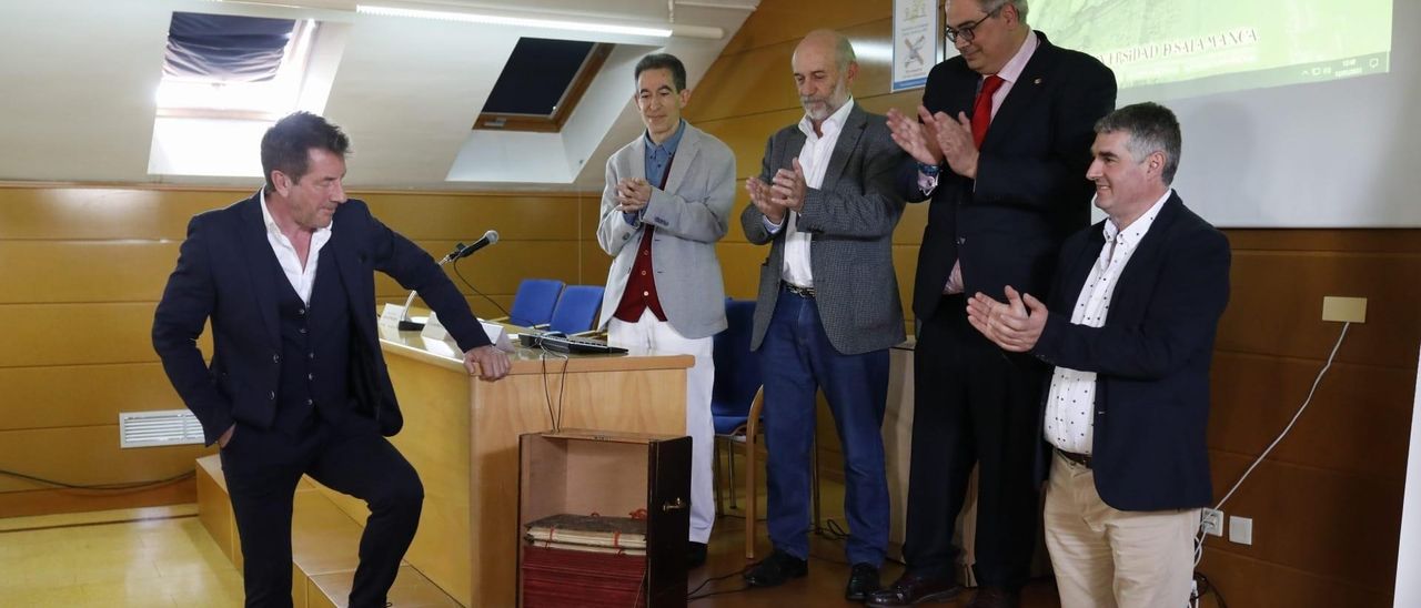 Entrega en la Politécnica de Zamora del cajón con el proyecto del Túnel España-África. Desde la izquierda, Tomás Polo, Javier Barrios, José Luis Pérez, Evelio Teijón y José Carlos González.