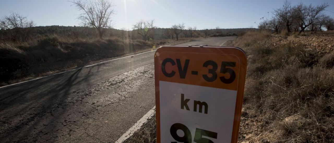 La CV-35 en el kilómetro 95 en Aras de los Olmos, donde se ejecutarán las obras de mejora. | FERNANDO BUSTAMANTE