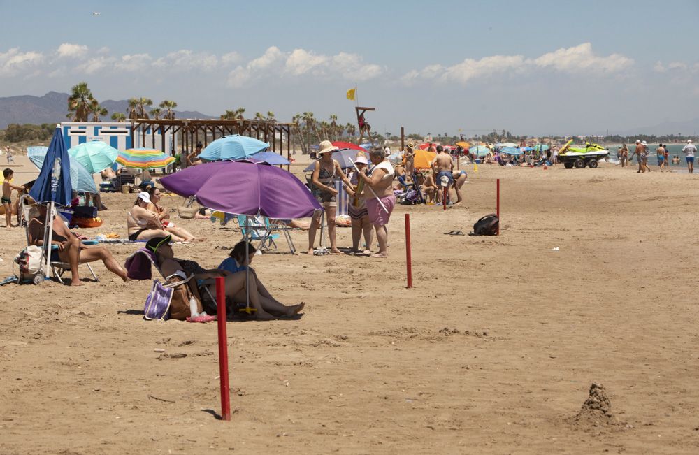 Canet iza sus banderas de calidad y presenta su dispositivo de playa.