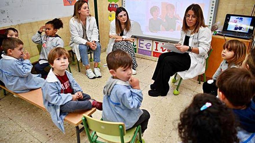 Algunos de los alumnos del colegio Alborada, ayer, durante uno de los talleres de educación para la salud.