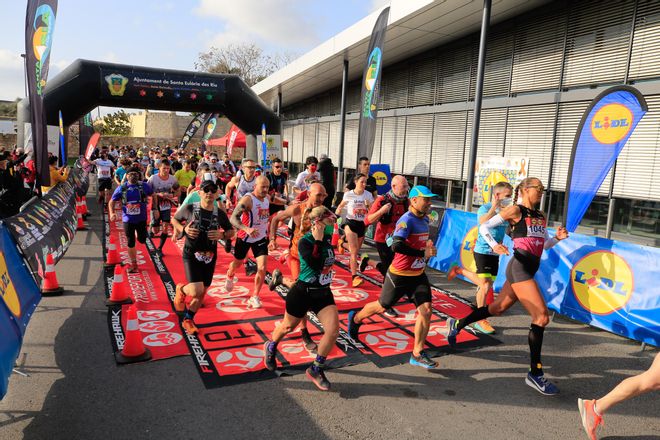 Instante de la salida de la prueba de 10 kilómetros, ayer en el Lidl de Can Bufí. e