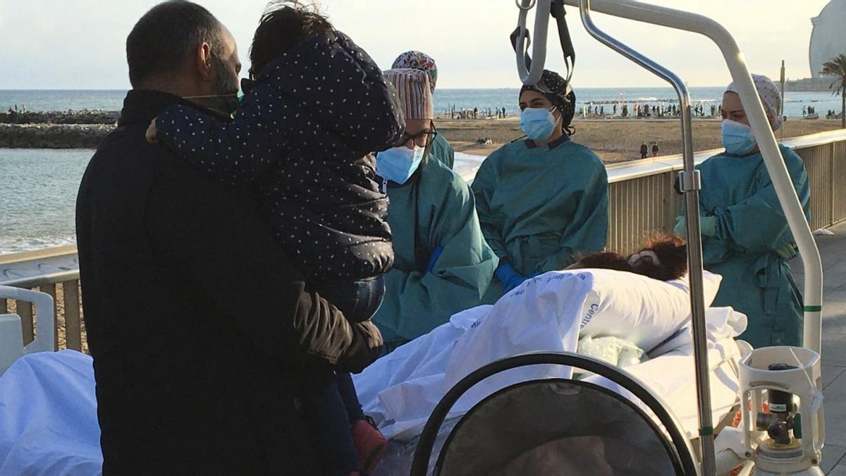 Una mare es retroba amb el seu nadó després de tres setmanes a l’uci de l’Hospital del Mar de Barcelona per Covid