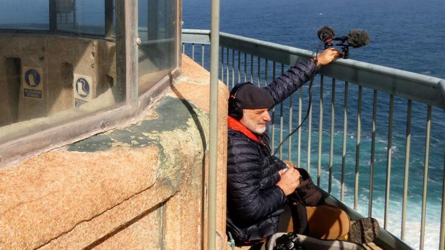 Carlos de Hita, ayer en el faro de la Torre de Hércules, fotografiado por el ornitólogo Antonio Sandoval.