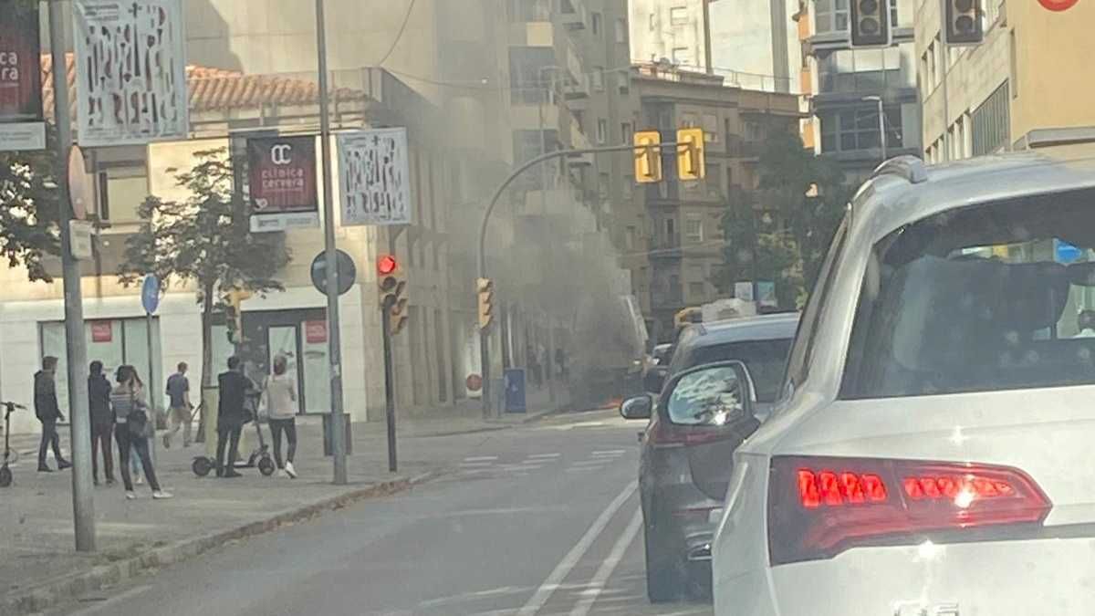 Les fotos de l'incendi d'un vehicle al carrer Migdia de Girona