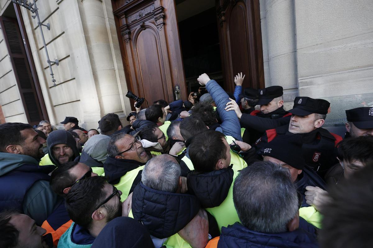 Los agricultores intentan entrar al Parlamento de Navarra por la fuerza