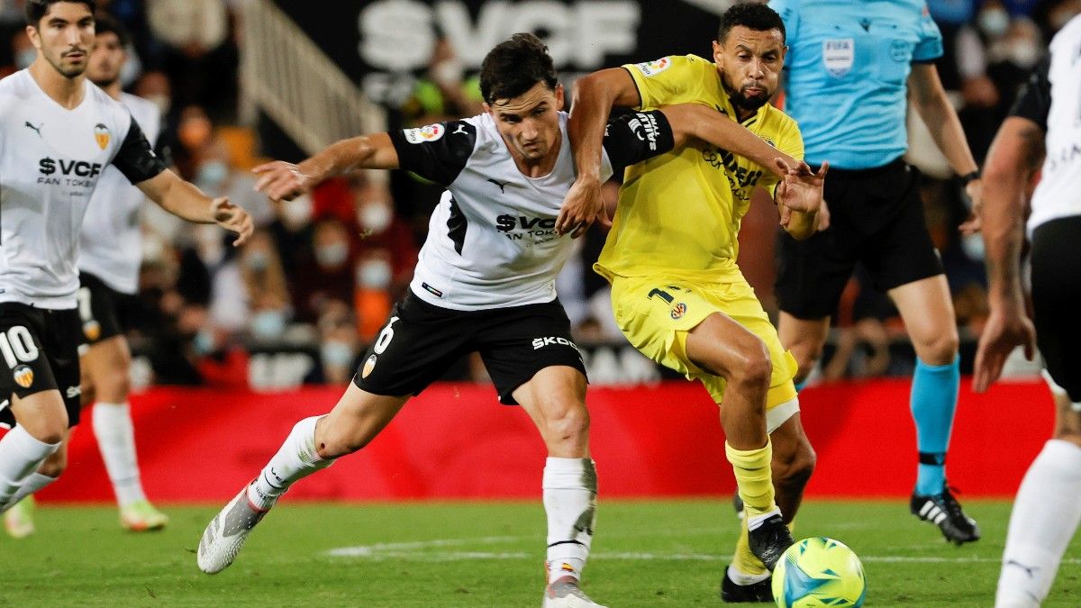 Hugo Guillamón disputando un balón con Étienne Capoue