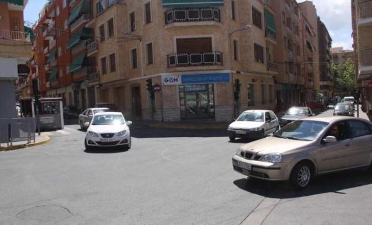 El conflictivo cruce está situado entre las calles Tibi, 2 de Mayo y El Salvador.