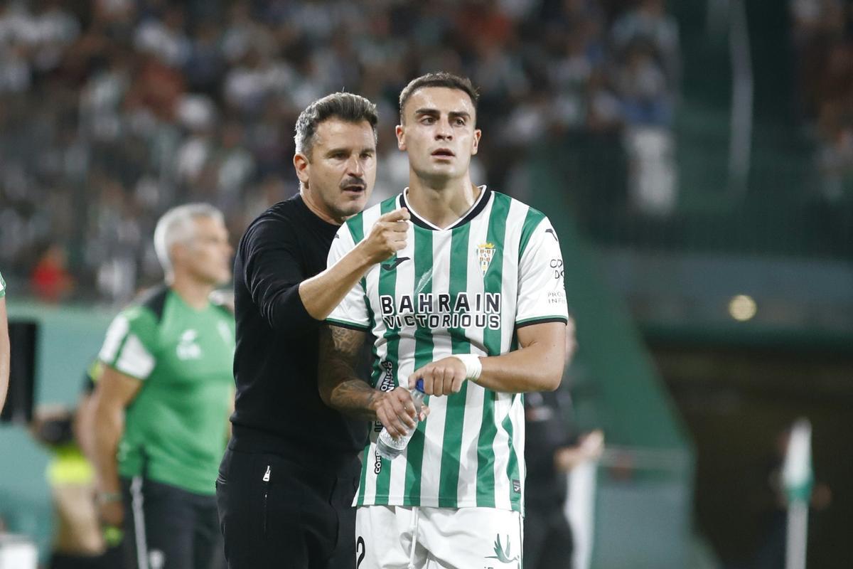 Carlos Isaac, junto a Iván Ania en un encuentro del Córdoba CF de esta temporada.