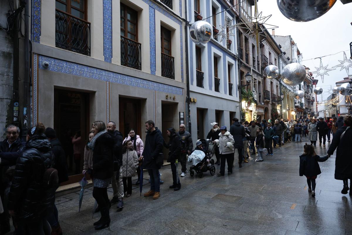 Papá Noel recibe a los niños en el Ayuntamiento de Oviedo tras suspenderse la Cabalgata