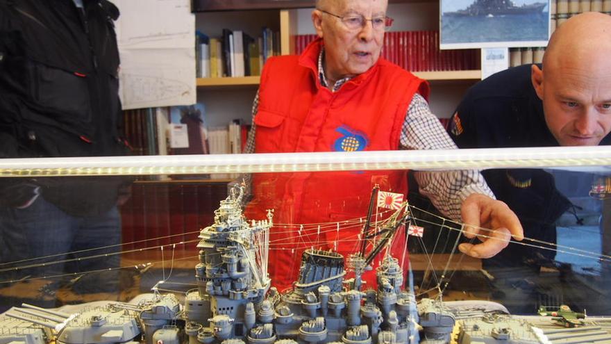 Rafael Ayensa mostrant una de les seves maquetes