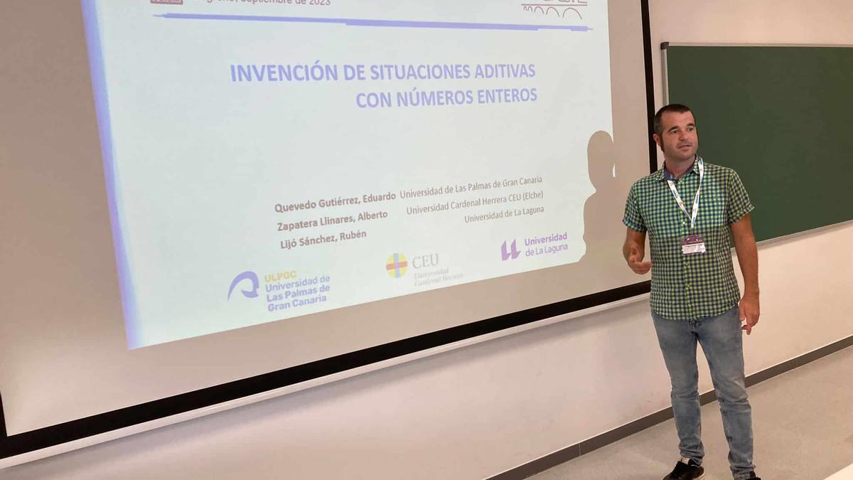 Alberto Zapatera durante la presentación de su ponencia en el Simposio de la Sociedad Española de Investigación en Educación Matemática (SEIEM).