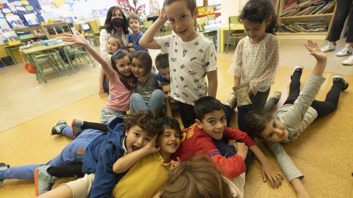 Alumnos de 5 años del colegio Buenavista II, ayer celebrando el final de las clases de hoy, con su tutora, Toñi Fernández al fondo