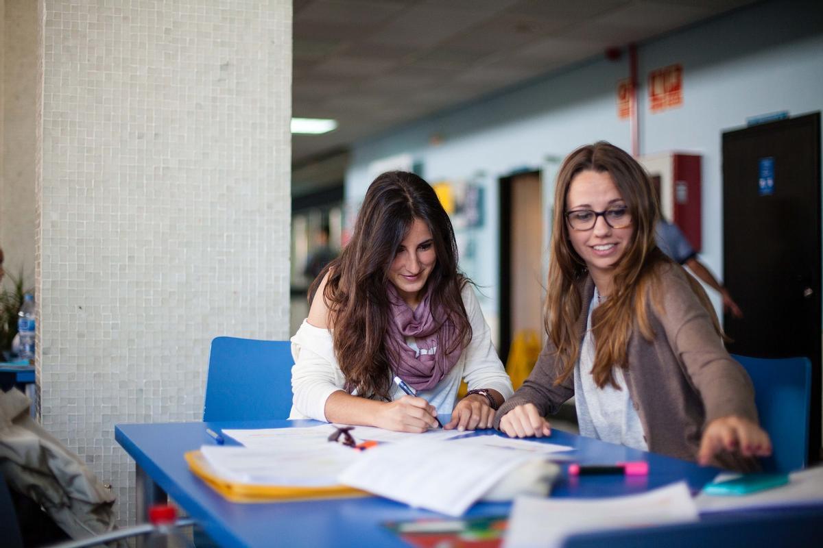 Dos estudiants de la Facultat de Filosofia i Ciències de l’Educació de la UV.