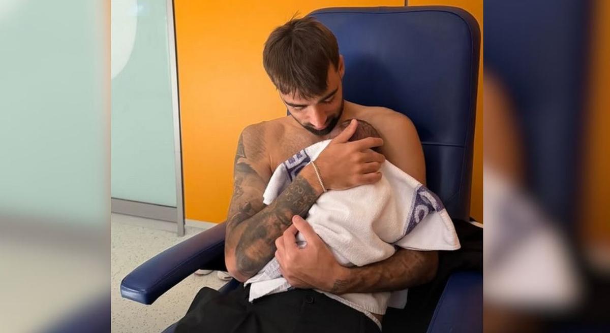 Brais Méndez coge en brazos a su hijo Nicolás en un gesto piel con piel.