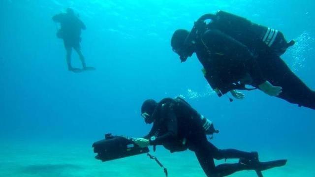 Tres buzos, durante una inmersión.