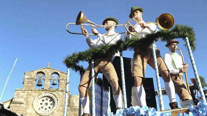 Participantes en el desfile del Entroido Pequeno, el año pasado.