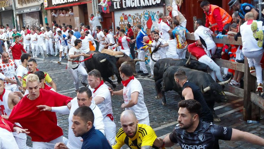 Rápido y peligroso penúltimo encierro con toros de La Palmosilla