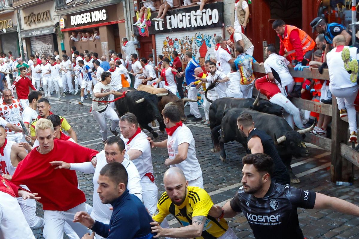 PAMPLONA, 13/07/2025.- Los mozos son perseguidos por toros de la ganadería gaditana de La Palmosilla s durante el séptimo encierro de los Sanfermines 2025 este domingo en Pamplona. EFE/Jesús Diges
