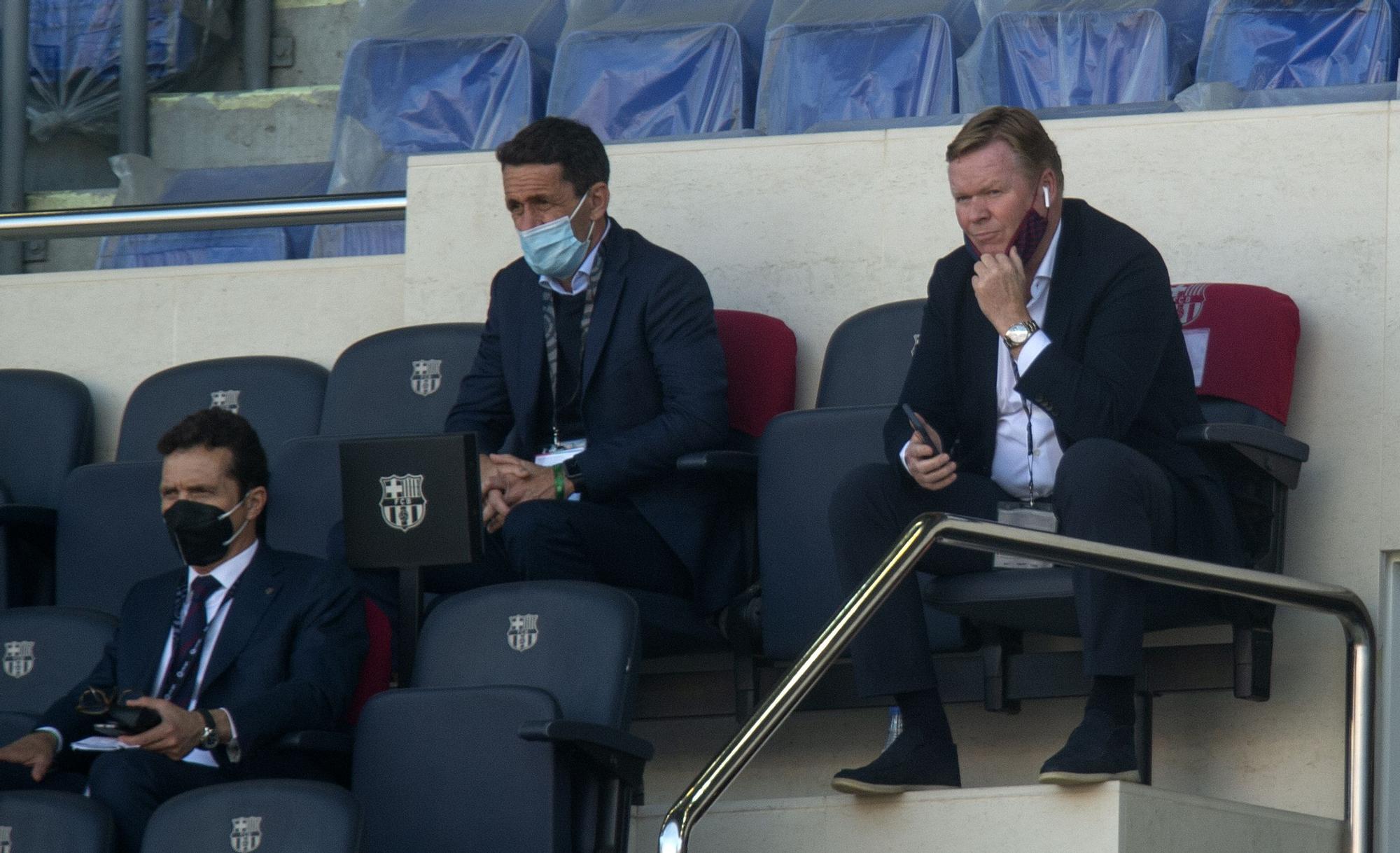 Amor, Planes y Koeman, en el palco del Camp Nou durante el Barça-Atlético.