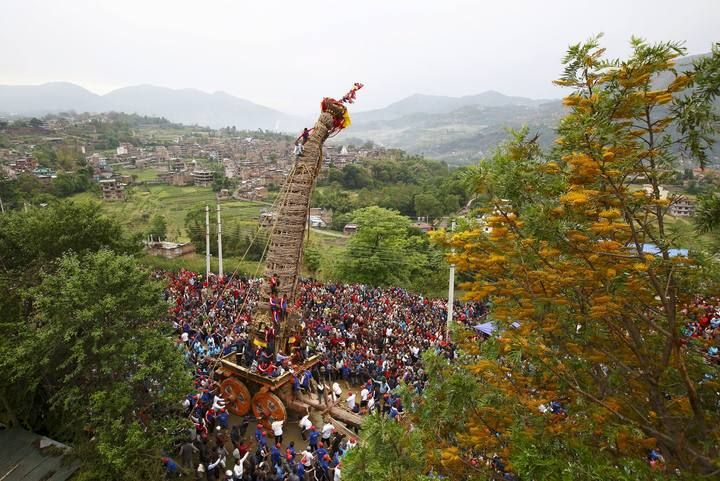 La carroza de Rato Machhindranath durante un festival de carros en Nepal