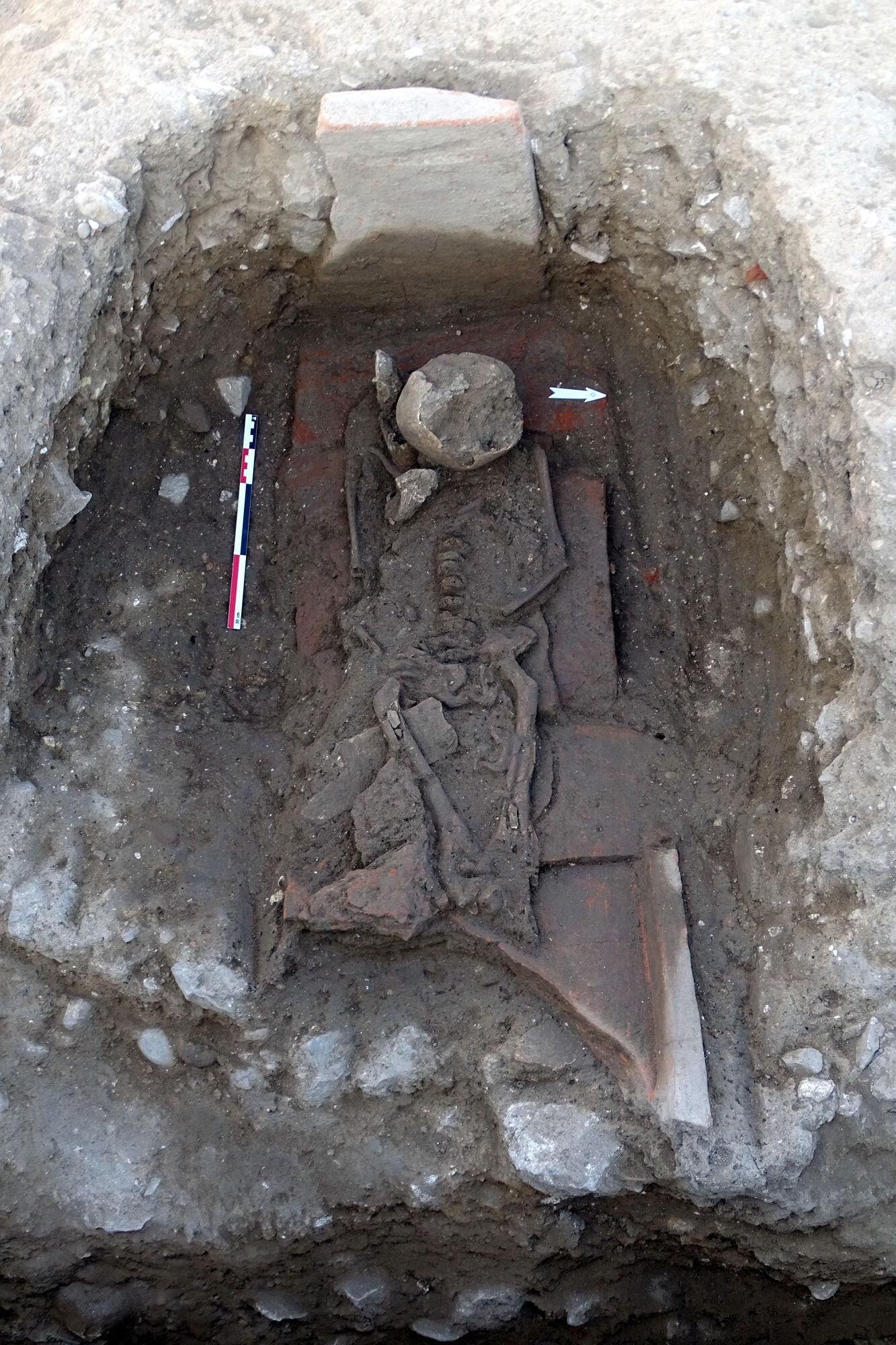 Un dels enterraments descoberts al cementiri que envoltava la segona església paleocristiana d'Empúries