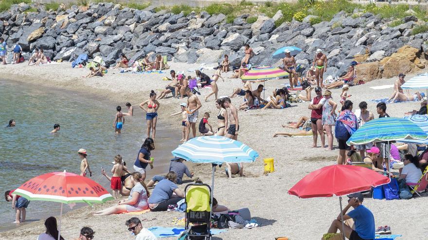 Playas a rebosar en Cartagena por el Lunes de Pascua