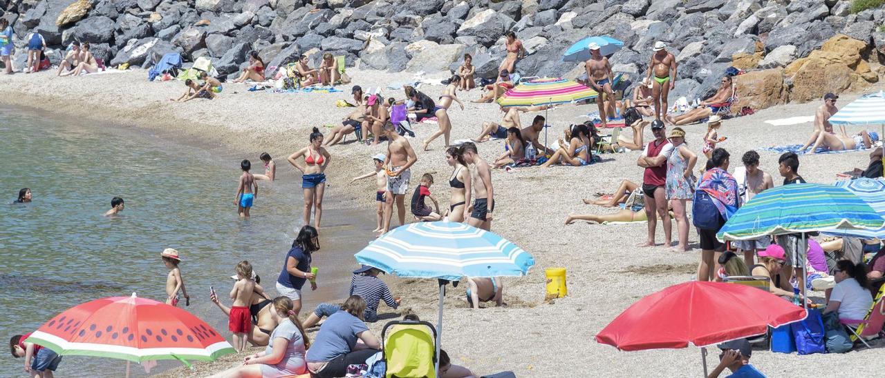 Imagen de Cala Cortina,
repleta de bañistas,
ayer.  iván urquízar