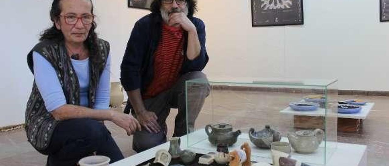 Esperanza Medina y Hernán Bravo, con algunas piezas de cerámica de la exposición.