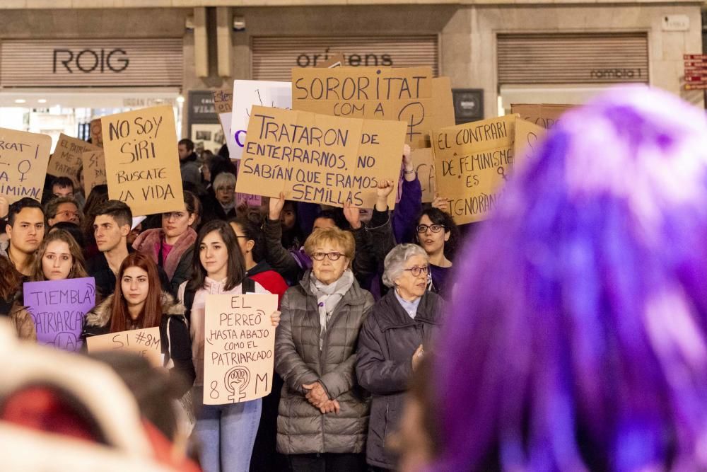 Centenars de persones surten al carrer el 8M