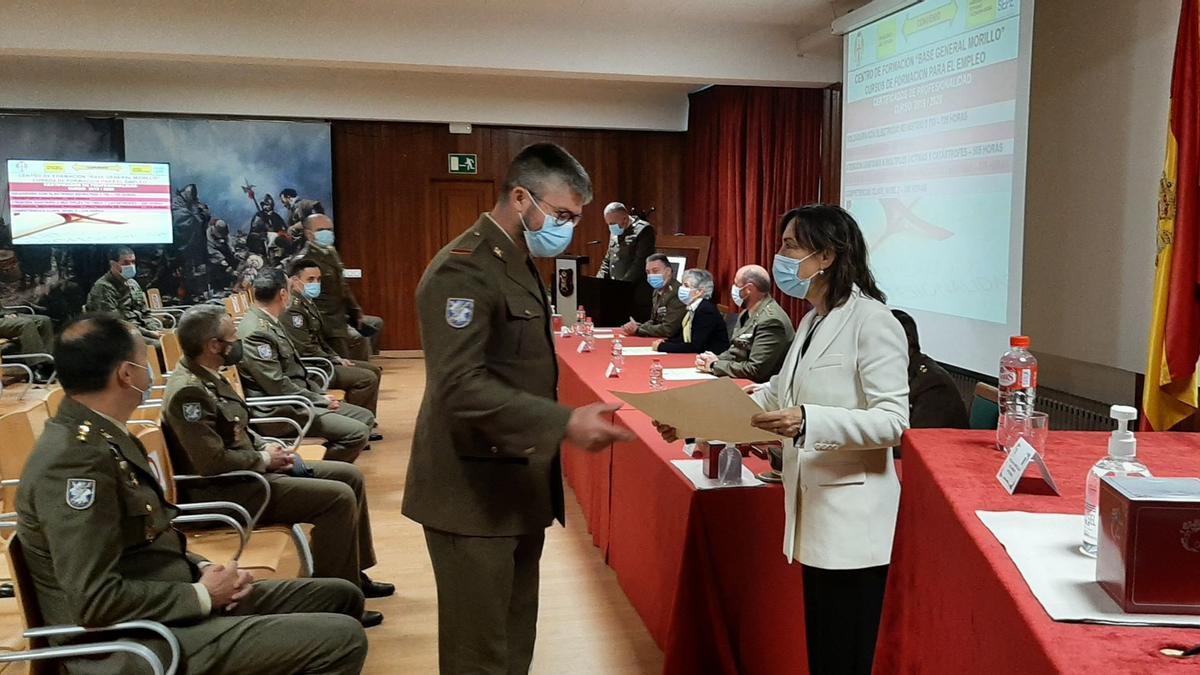 Larriba entregando uno de los diplomas