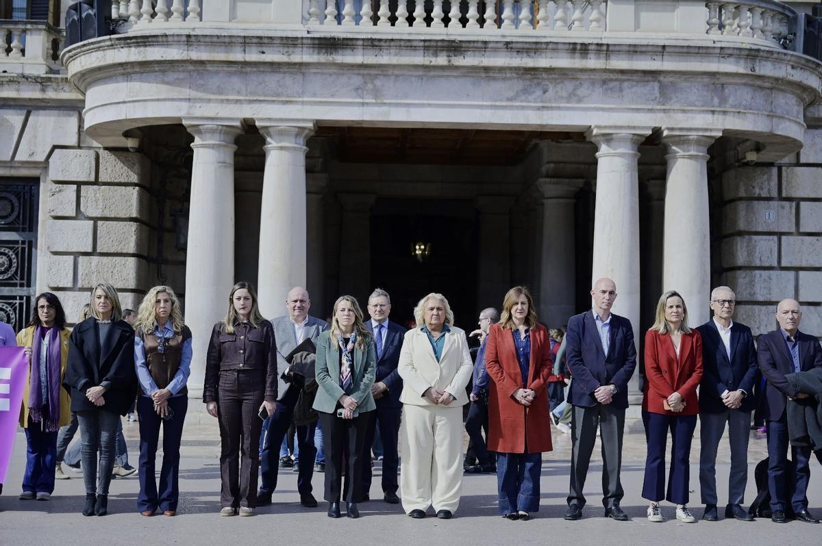 La corporación municipal durante el minuto de silencio de este viernes por el doble asesinato de Xilxes