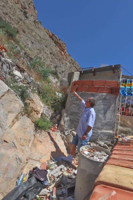 Socavones, grietas... los vecinos de la calle San Bruno de Callosa temen que se venga abajo. El Síndic de Greuges investiga qué van a hacer las administraciones ante la denuncia de treinta familias qu