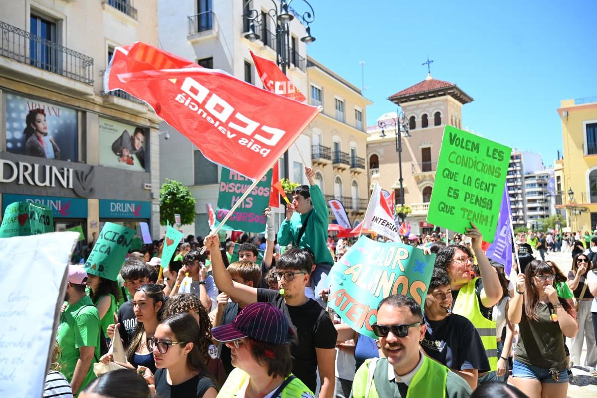 La manifestación de profesores por la huelga educativa llena las calles de Elche