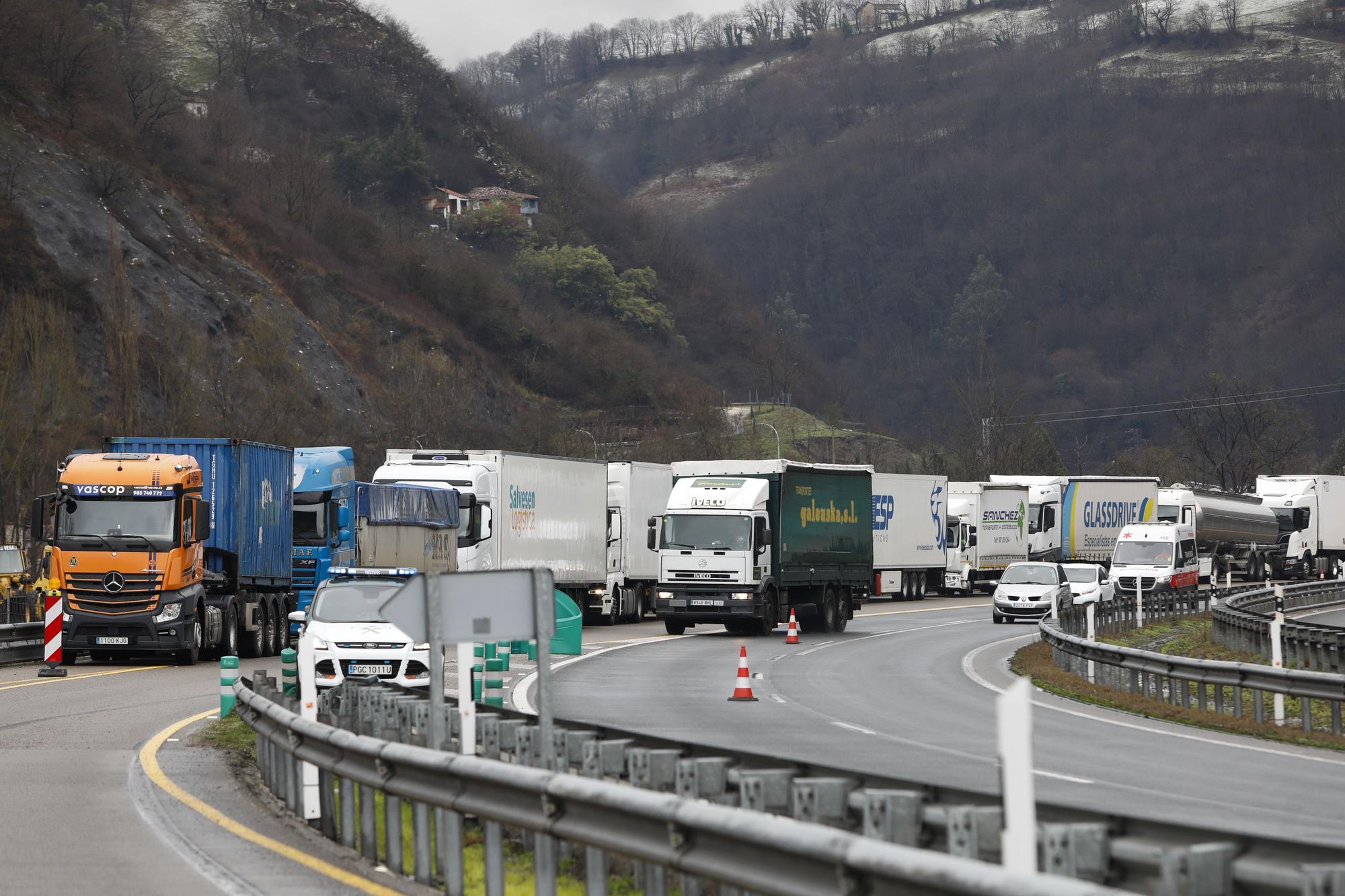 Los camioneros, parados durante horas por los cierres en Pajares y el Huerna.