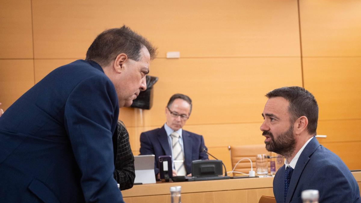 Juan Carlos Pérez Frías, director insular de Hacienda (izq.), y Aarón Afonso portavoz socialista