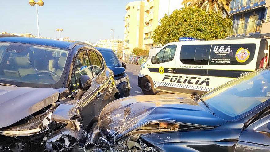 Un coche arrolla a otros cinco aparcados en el paseo de la playa de Los Locos en Torrevieja